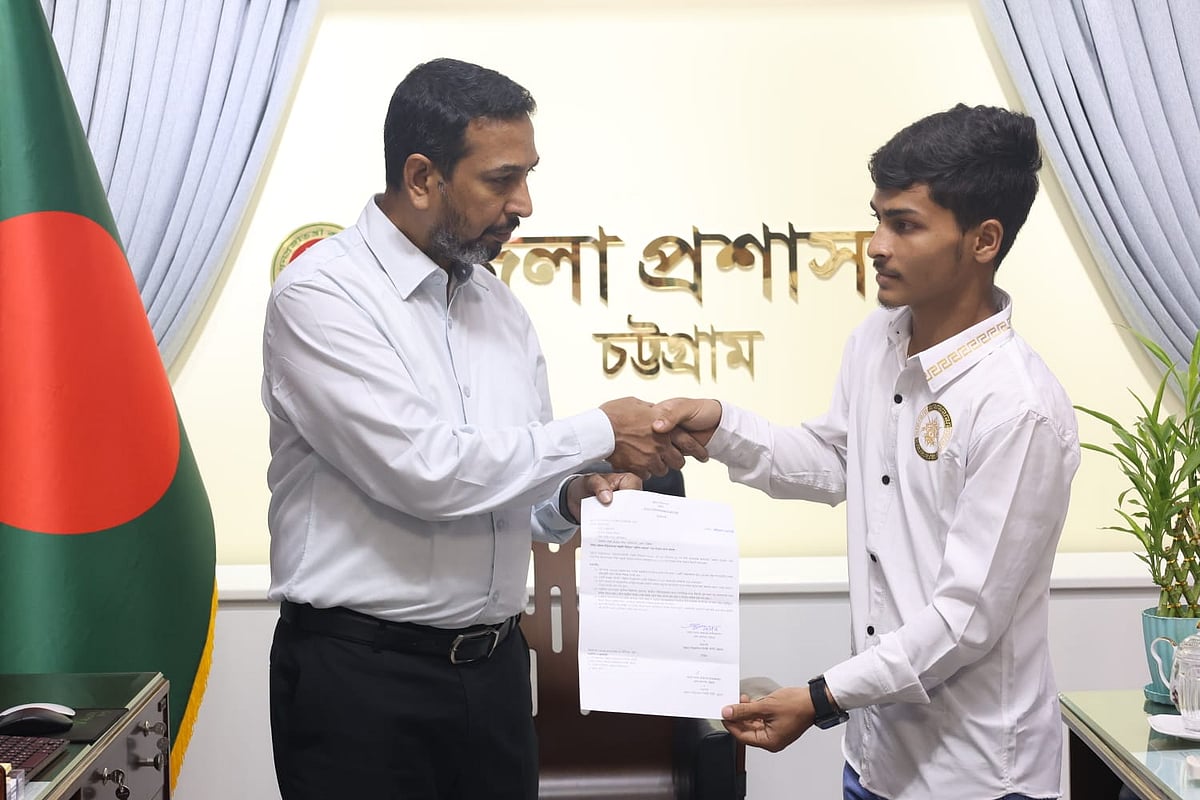 বৈষম্যবিরোধী ছাত্র আন্দোলনে নিহত ইশমামুল হকের ভাই মুহিবুল হকের হাতে চাকরির নিয়োগপত্র তুলে দেন জেলা প্রশাসক আবুল বাসার মোহাম্মদ ফখরুজ্জামান। আজ সকালে জেলা প্রশাসকের কার্যালয়ে